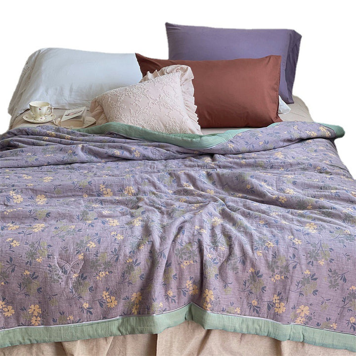 Leichter Steppbettüberwurf aus Baumwoll‑Leinen‑Mix mit floralem Aquarellprint und kontrastierter Saumkante