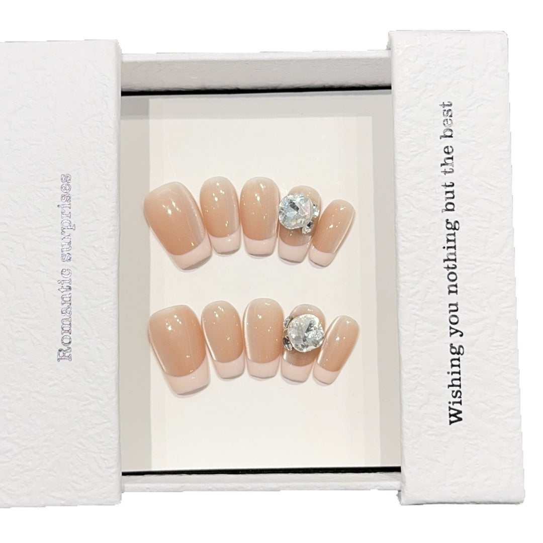 Kunstnagelspitzen mit Eleganten Strassakzenten Karnz
