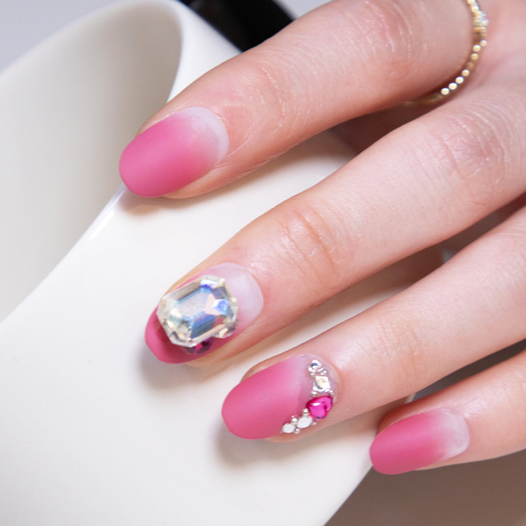 Kreative Nagelkunst mit edlen Strass-Akzenten Karnz