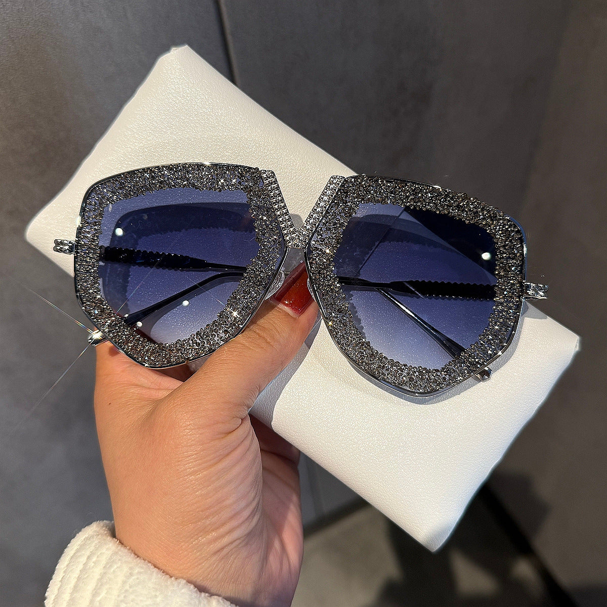 Damen luxuriöse Sonnenbrille mit glamourösem Strassrahmen Karnz