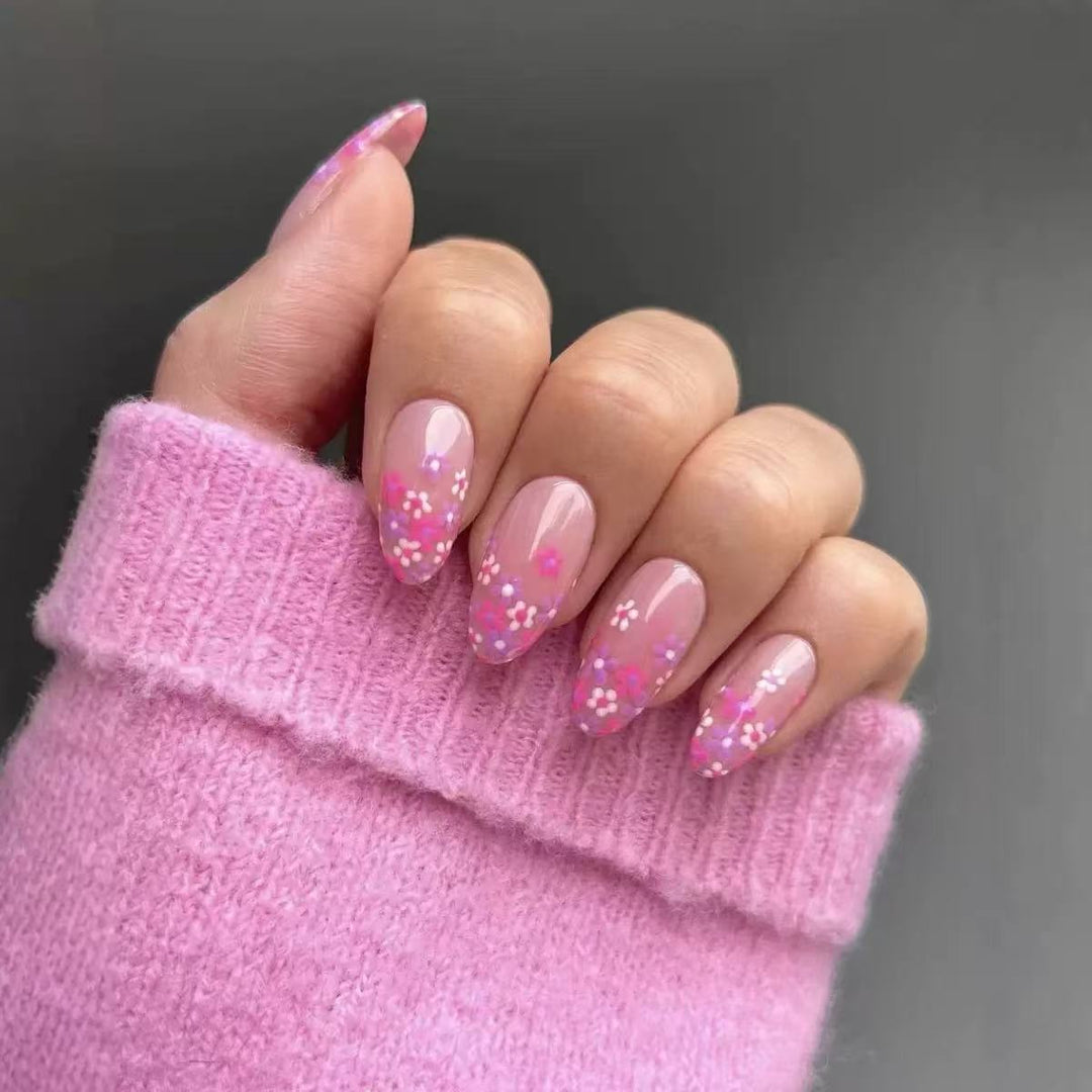Kunstnagelset mit floralem Design und glitzernden Akzenten Karnz