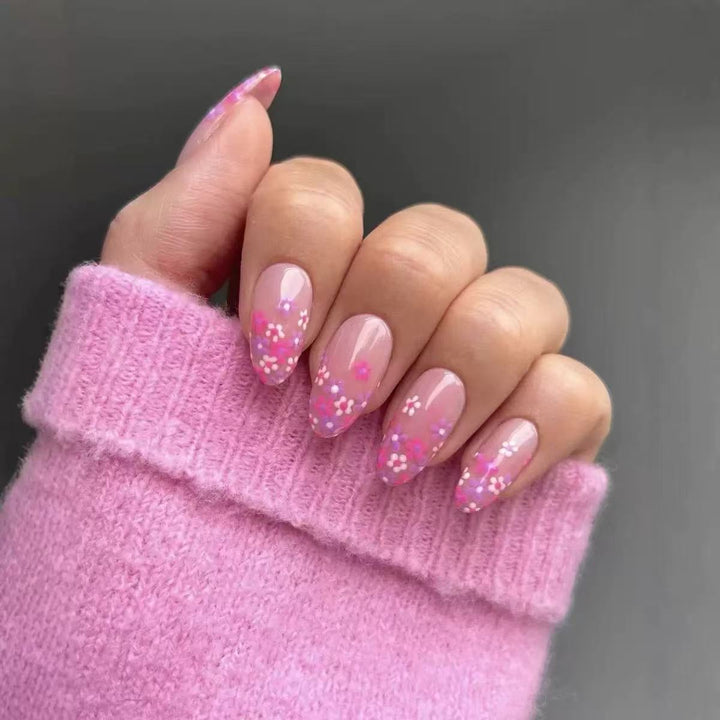Kunstnagelset mit floralem Design und glitzernden Akzenten Karnz