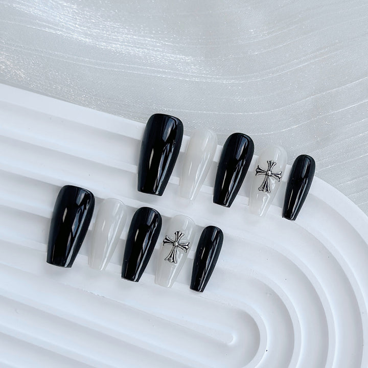 Künstlerisches Press-On Nagelkunstset mit Herz- und himmlischen Designs