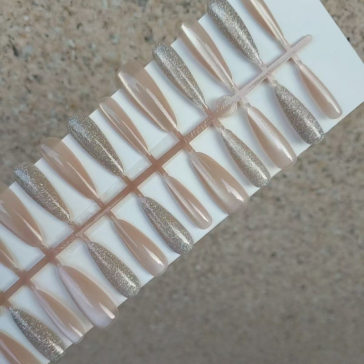 Elegante Kunstnägel mit Glitzer-Akzenten Karnz