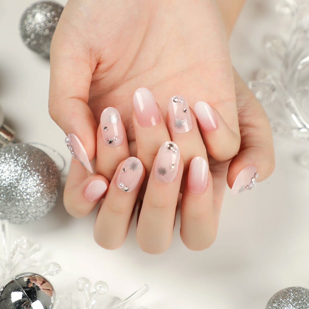 Elegante Acryl-Nägel mit goldenen Akzenten Karnz