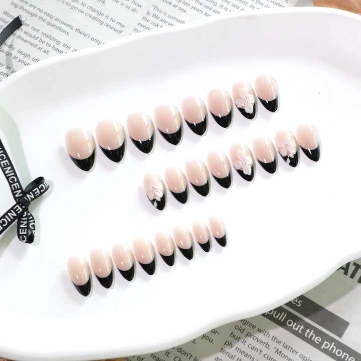 Elegante Nagelkunst mit Blütenakzenten Karnz