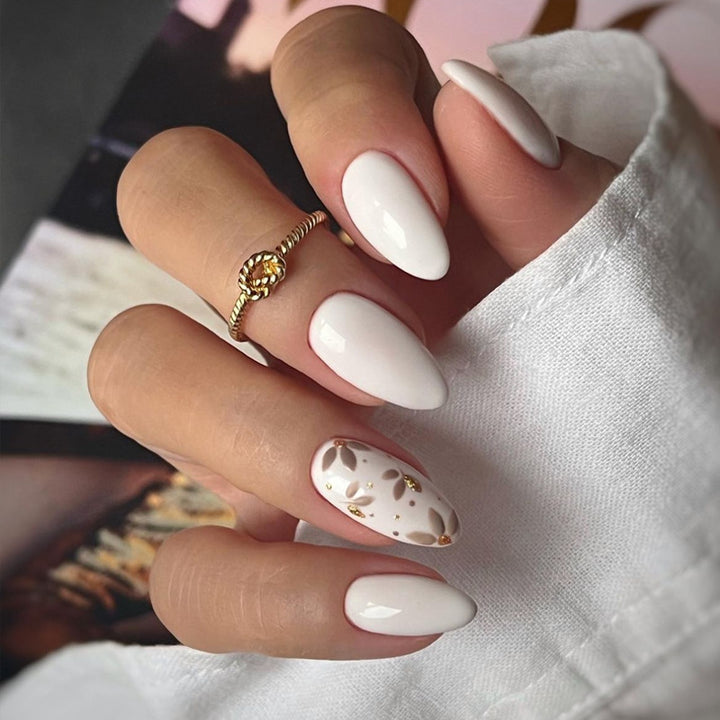Elegante Stiletto Press-On Nagelkunst mit Strass-Akzenten Karnz
