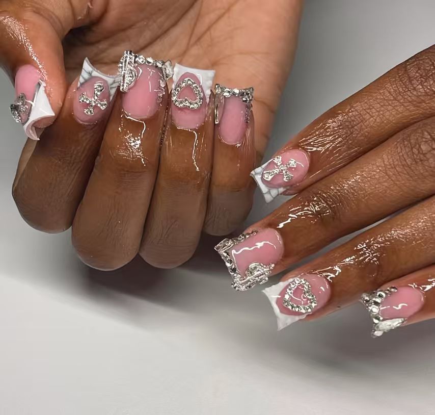 Dekorative Press-On Nagelkunst mit Strassdetails Karnz