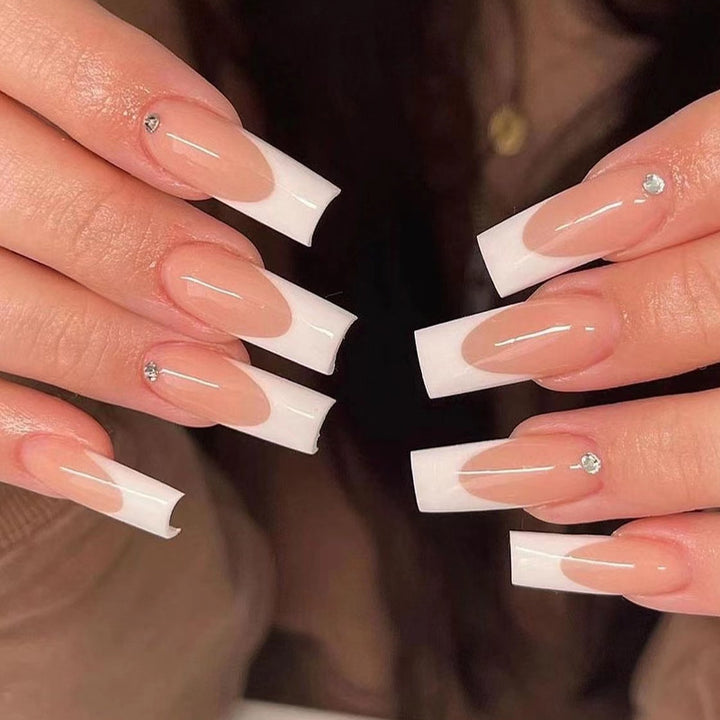 Kunstvolle Nagelverlängerungen mit eleganter French-Spitze Karnz