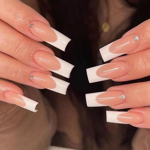 Kunstvolle Nagelverlängerungen mit eleganter French-Spitze Karnz