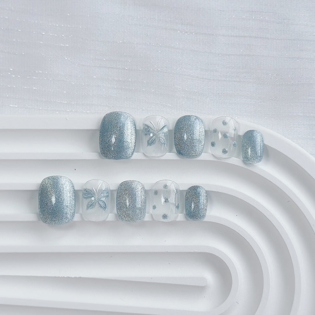 Künstlerisches Press-On Nagelkunstset mit Herz- und himmlischen Designs