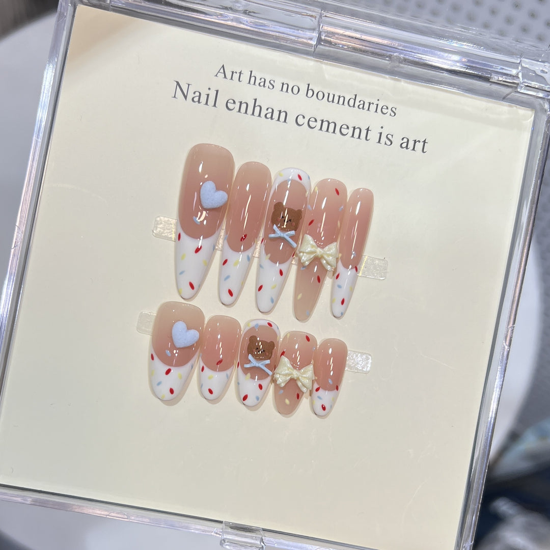 Dekorativer Stiletto Press-On Nagelkunstset mit süßen Charakterakzenten Karnz