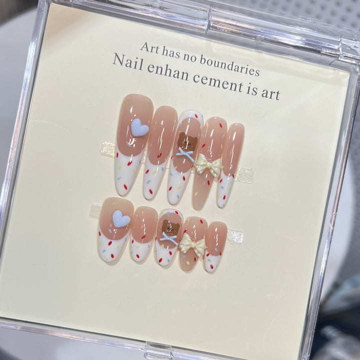 Dekorativer Stiletto Press-On Nagelkunstset mit süßen Charakterakzenten Karnz