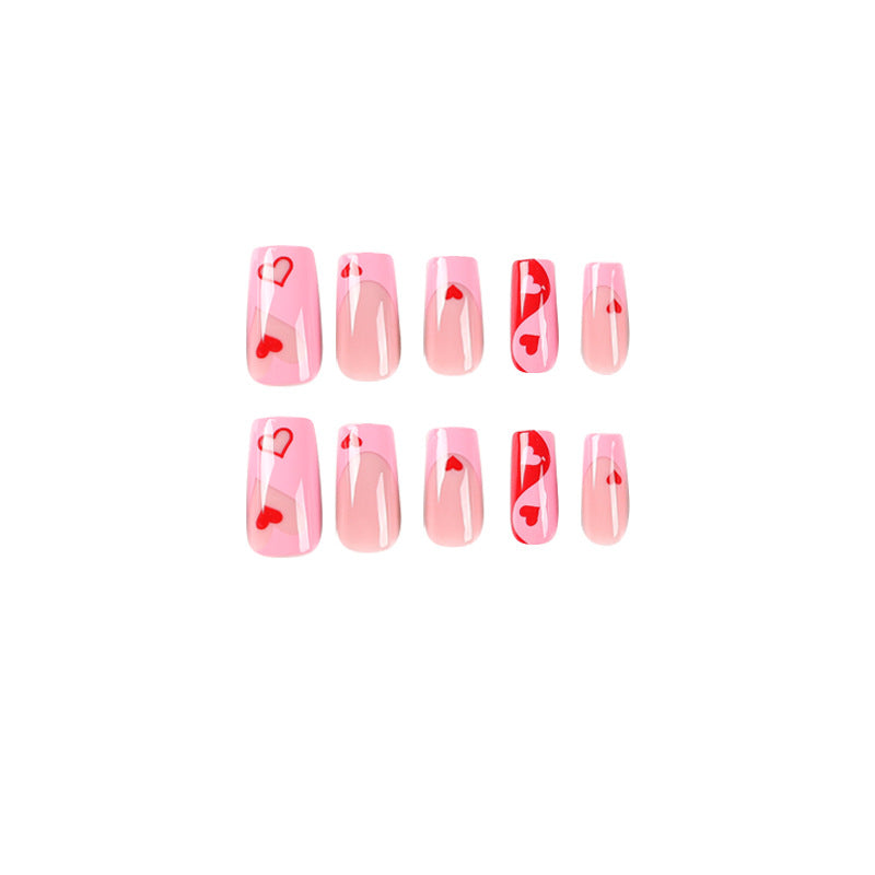 Künstliche Nagelkunst mit Herz-Design und Glitzerakzenten Karnz