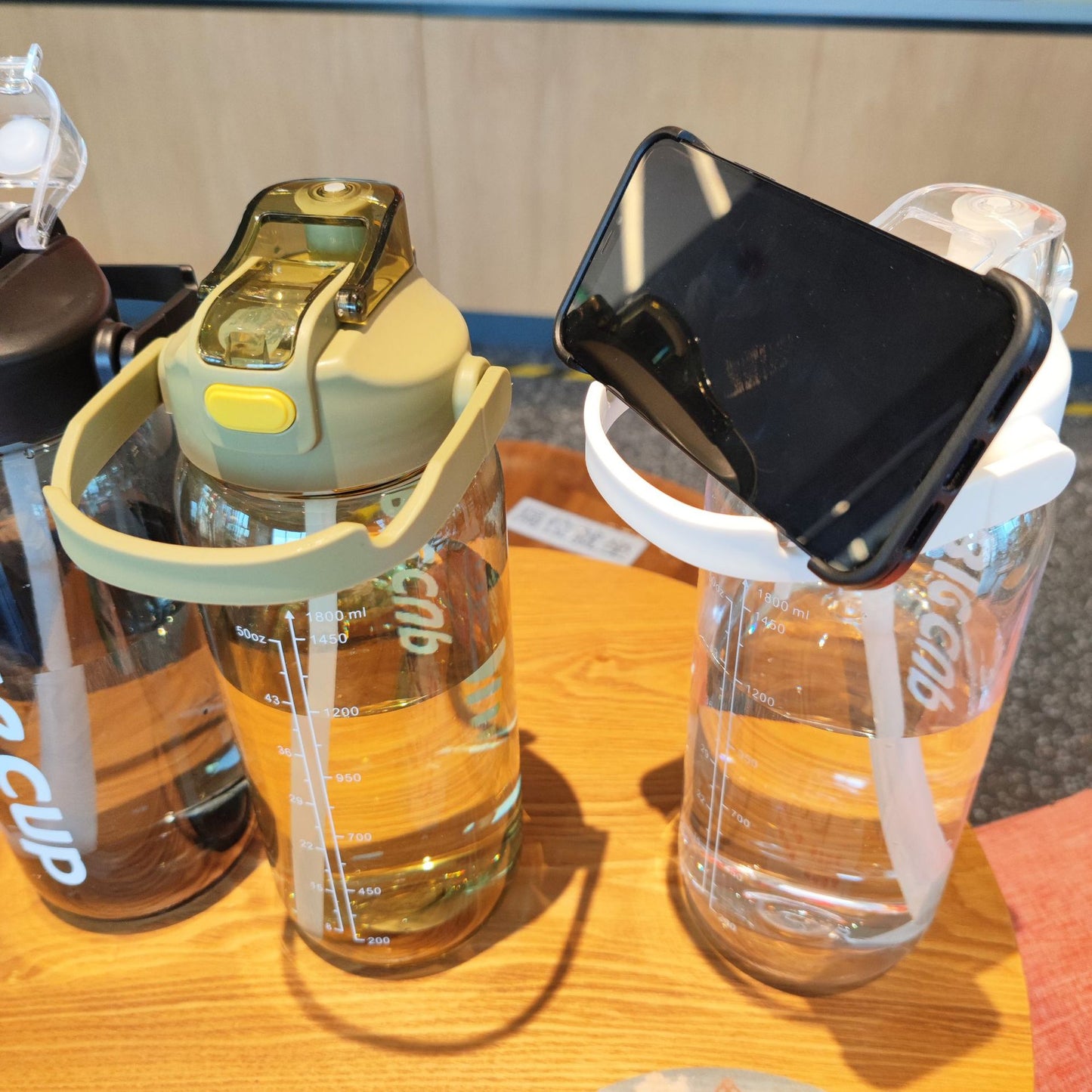 Damen großzügige Wasserflasche mit auslaufsicherem Deckel und Strohhalm Karnz
