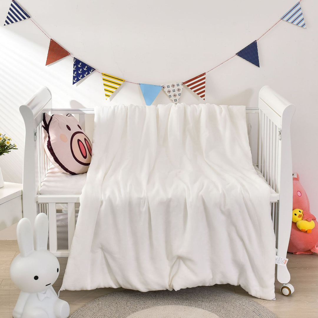 Kinder-Kuscheldecke aus Baumwoll-Gauze mit Wendefunktion und Bärenstickerei