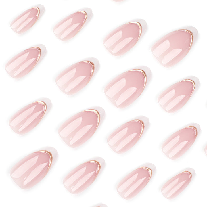 Elegante Kunstnägel mit hochwertigem französischem Design Karnz