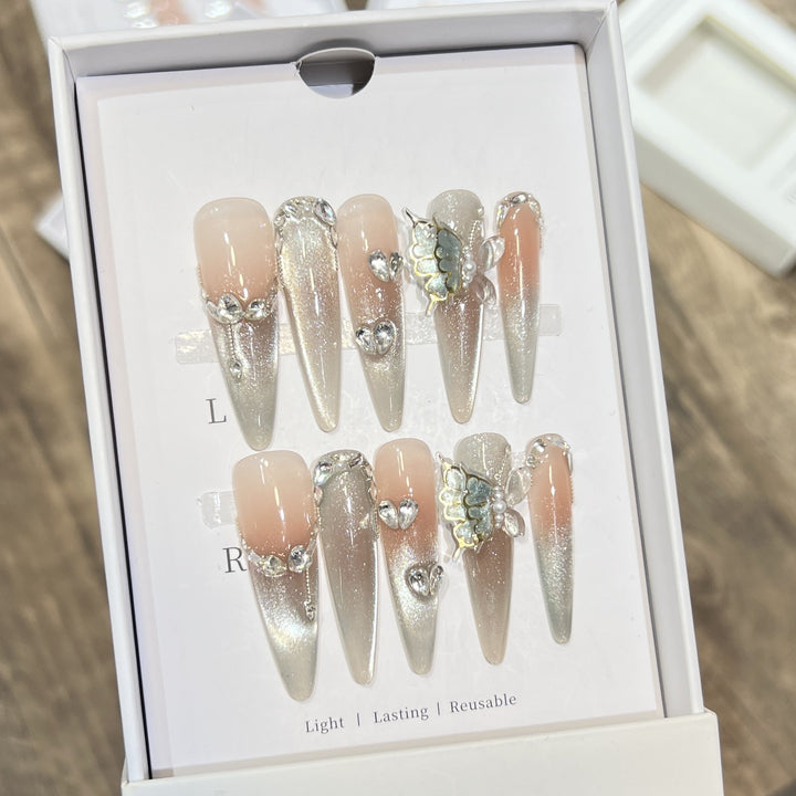 Dekorativer Stiletto Press-On Nagelkunst Set mit Schmetterlingsakzenten Karnz