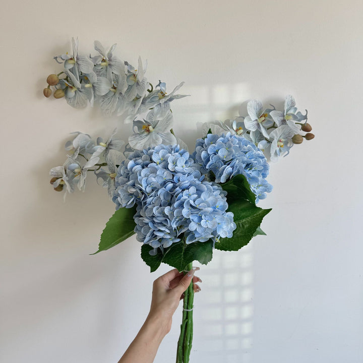Luxuriöser Kunstblumenstrauß mit blühenden Orchideen Karnz