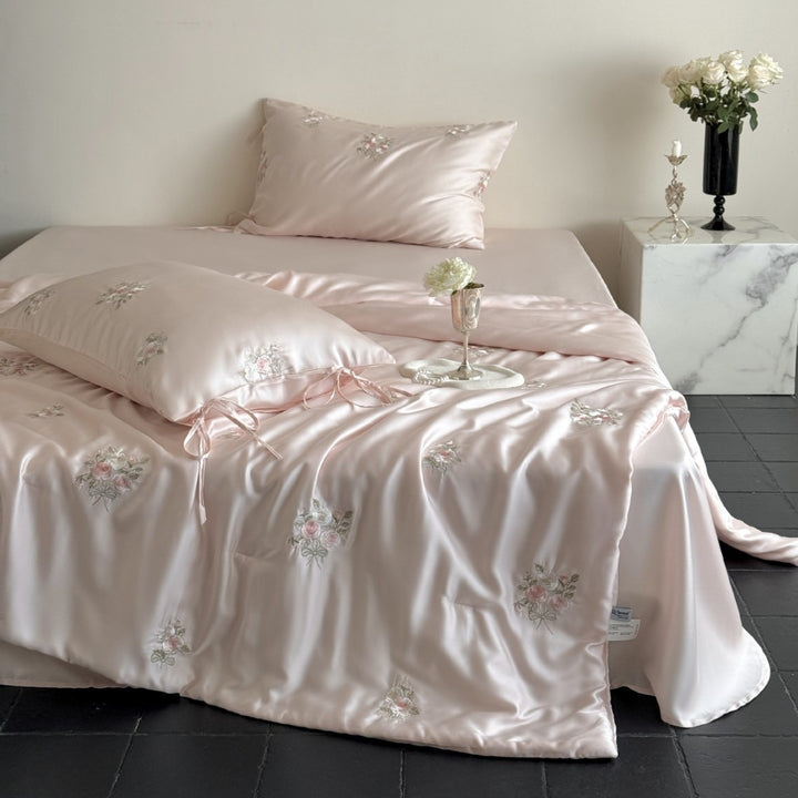 Luxuriöses besticktes Satin-Bettwäscheset mit Rosenmuster und Bändchenkissen