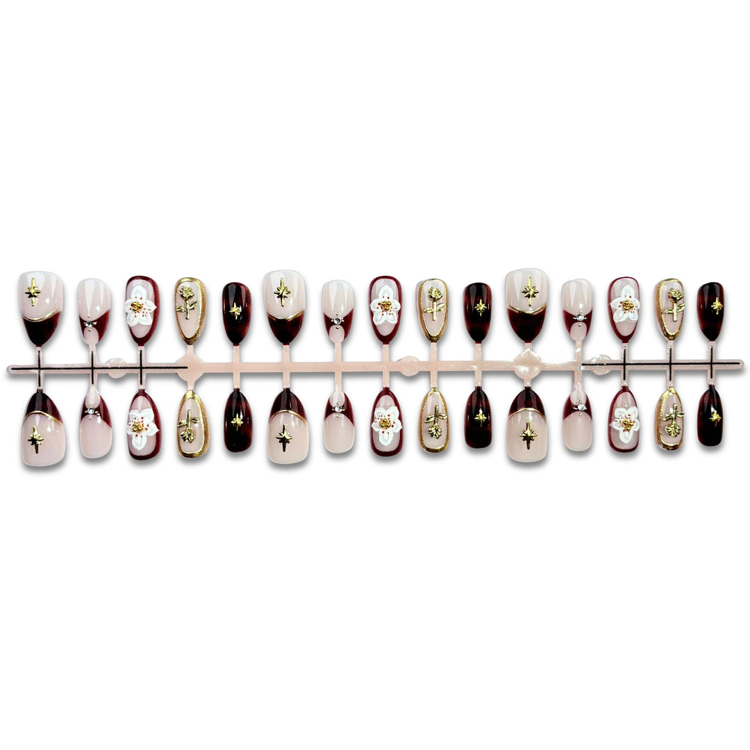 Dekoratives Press-On Nagelkunst Set mit floralen und goldenen Akzenten