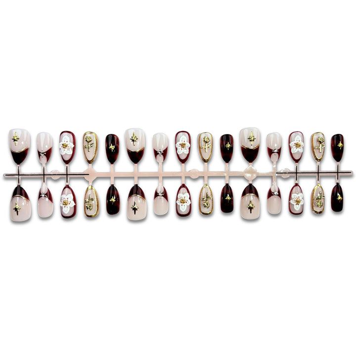 Dekoratives Press-On Nagelkunst Set mit floralen und goldenen Akzenten