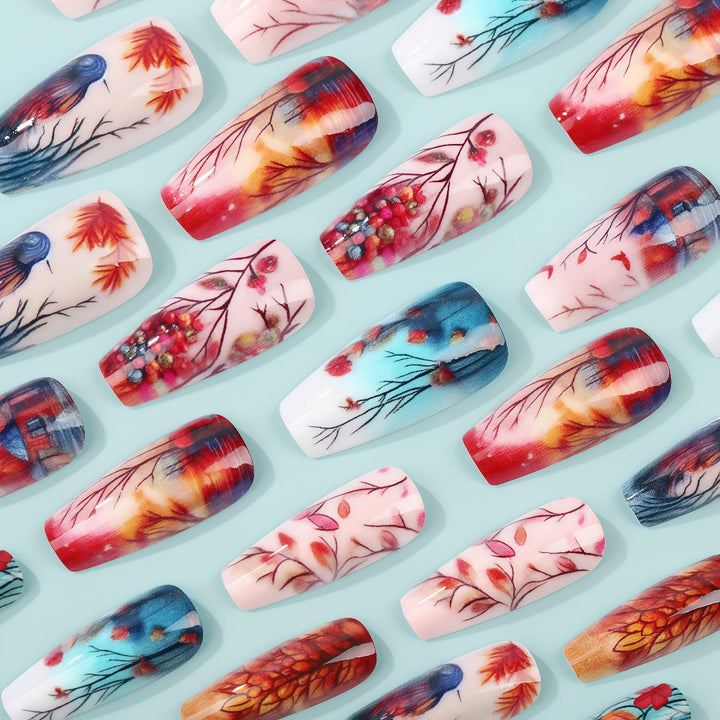 Kreative Kunstnägel mit floralen und künstlerischen Mustern Karnz