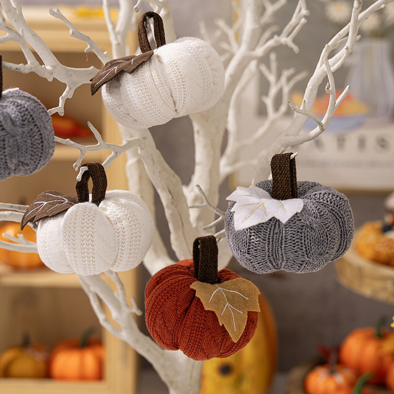 Gestrickter Stoffkürbis als herbstliche Tischdeko mit Filzblatt