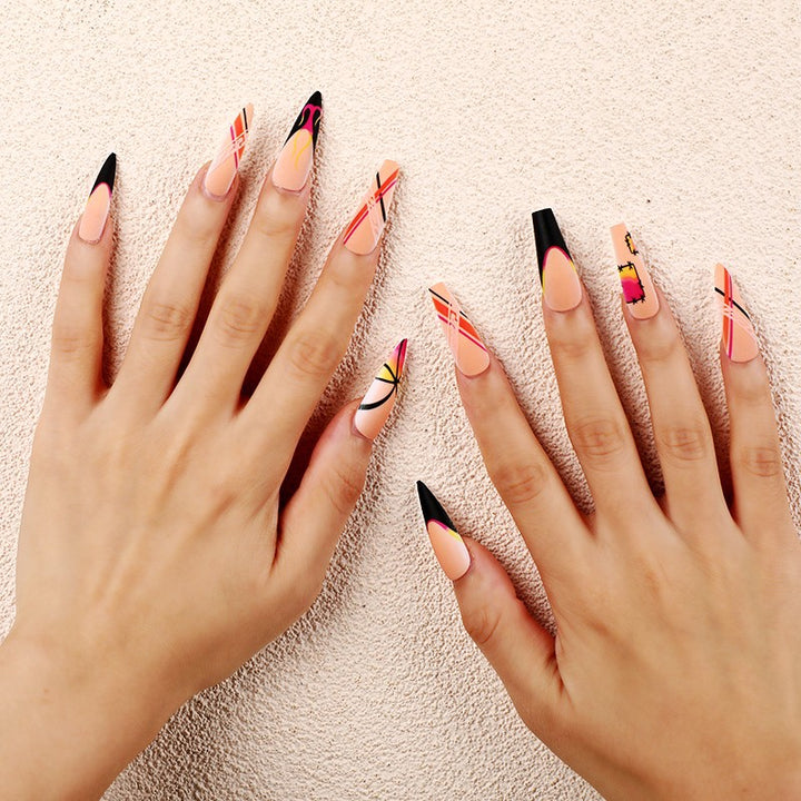 Kreatives Kunstnagelset mit farbenfrohen Designs Karnz