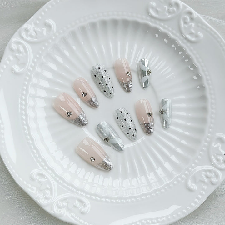Dekoratives Press-On Nagelkunstset mit Silber- und Punkte-Designs