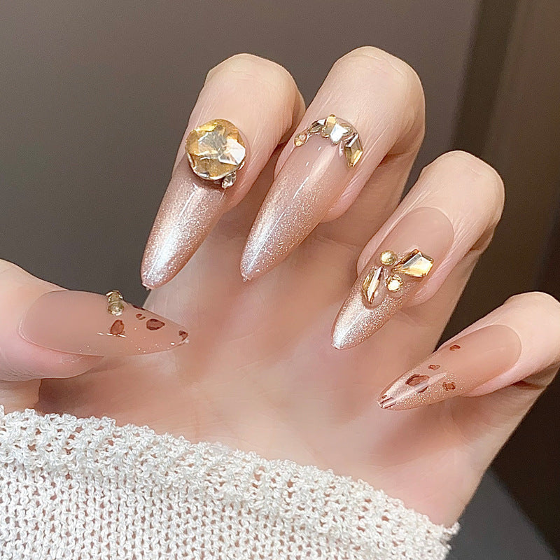 Elegante glitzernde Stiletto-Presse-Nägel mit Edelsteinakzenten Karnz