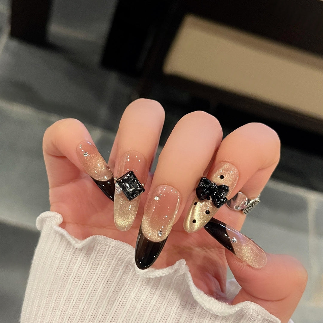 Elegante Kunstnägel mit Schleifen- und Strassdesign Karnz