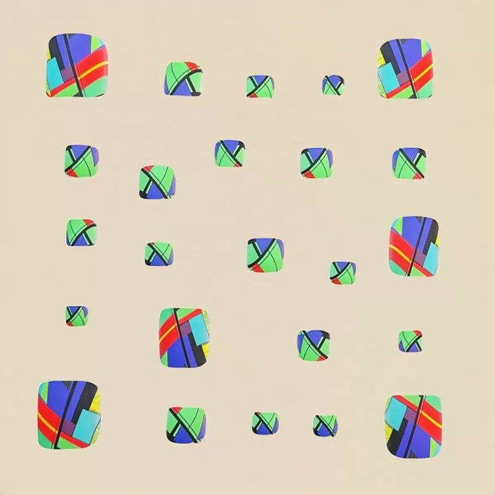 Kreatives Fußnageldesign mit modernen geometrischen Mustern und goldenen Akzenten Karnz