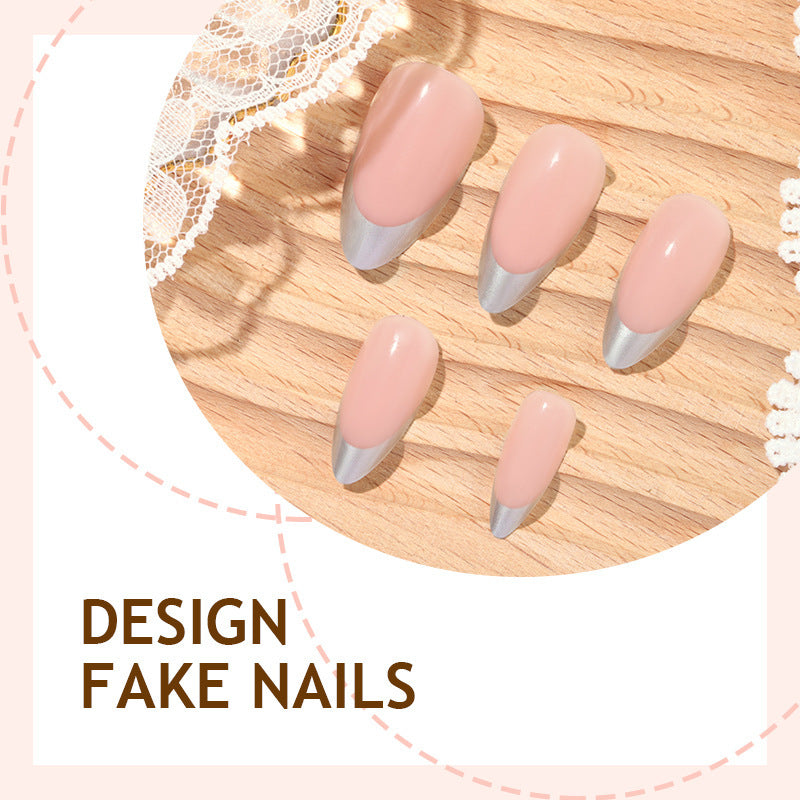 Kunstnagelset mit modernem French-Tip-Design Karnz