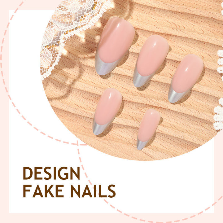 Kunstnagelset mit modernem French-Tip-Design Karnz