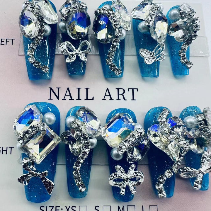 Glamouröse Nagelkunst mit Kristall- und Perlenakzenten Karnz