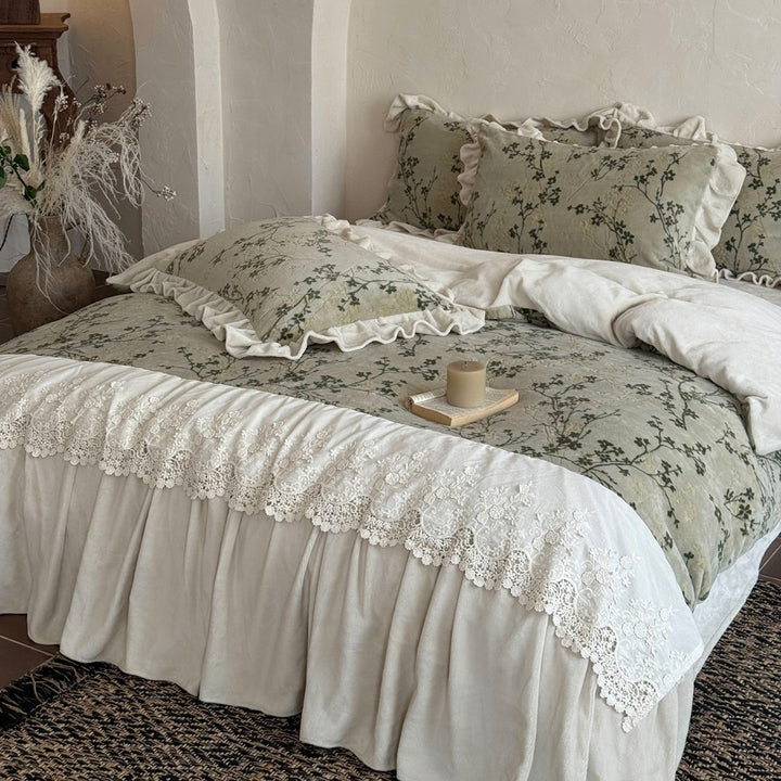 Umkehrbares Baumwoll-Bettwäsche-Set mit floralem Druck, mit Rüschenschonern und Bett-Rock mit Spitzenbesatz