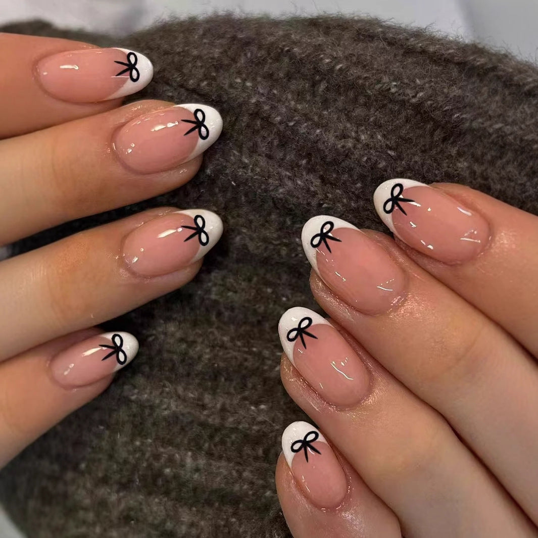 Kunstnägel mit eleganten Schleifen und Hochglanz-Oberfläche Karnz
