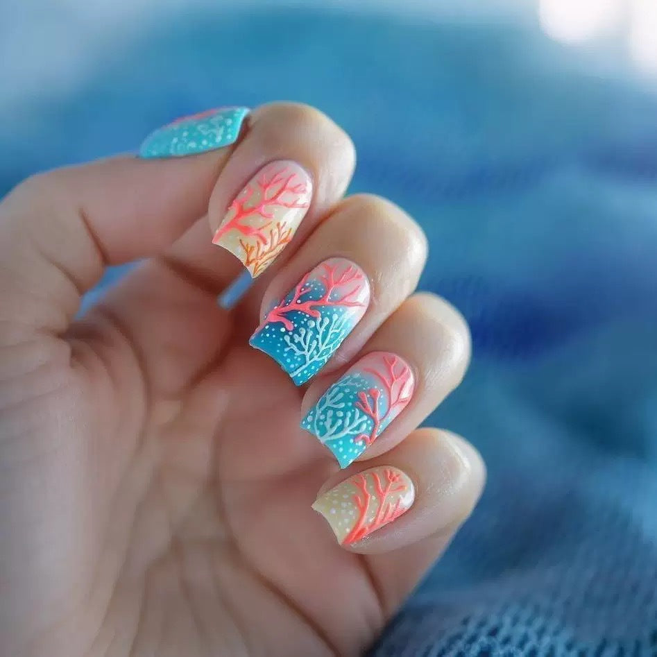 Kunstnagelset mit maritimem Korallenmotiv Karnz