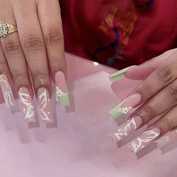 Elegante Kunstnägel mit floralen Designs Karnz