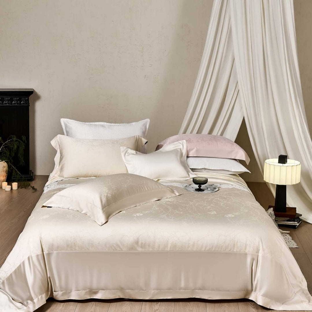 Satin-Bettwäschegarnitur mit floraler Jacquardstruktur und feinem Saumdetail