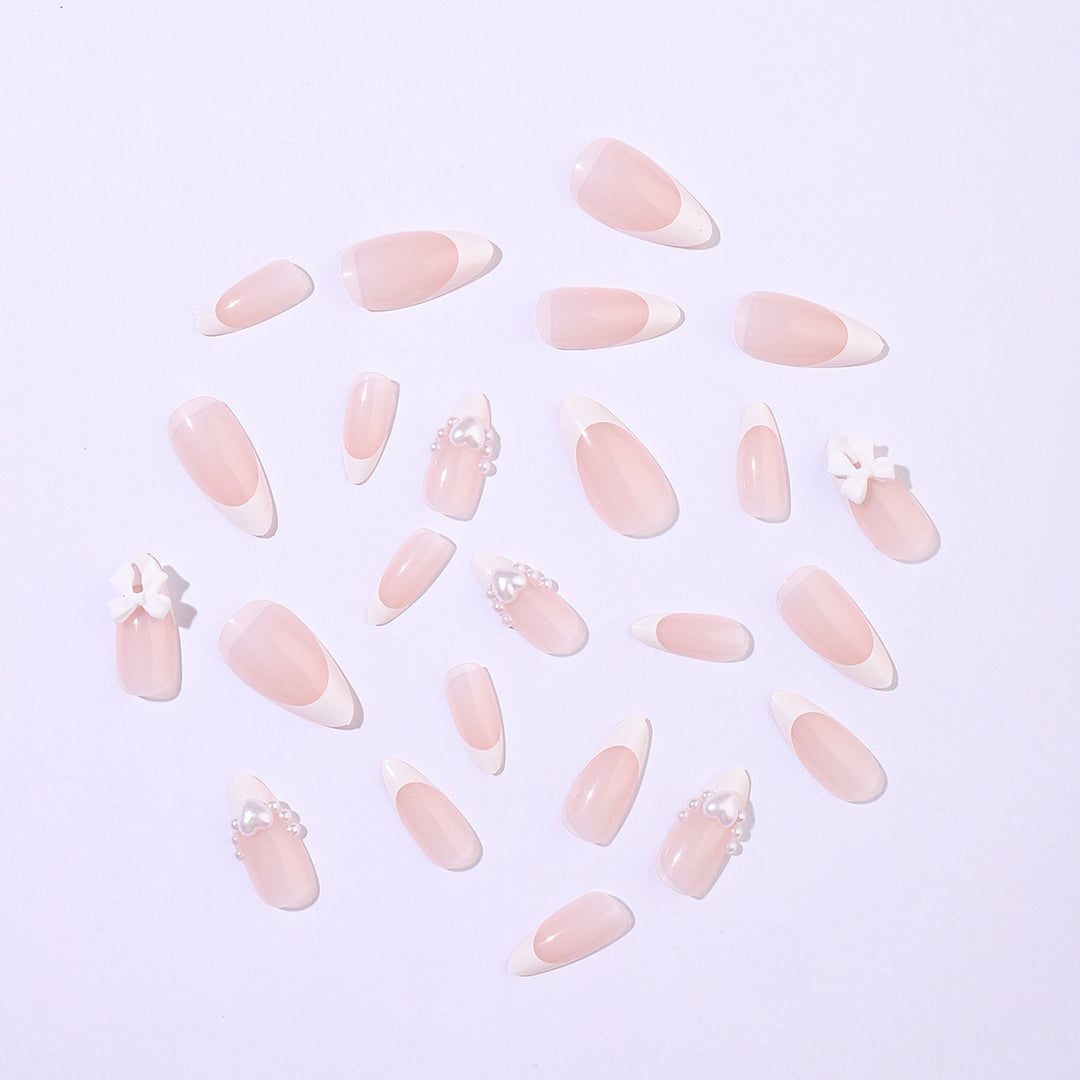 Kunstnagelset mit eleganten Perl- und Schleifenverzierungen Karnz