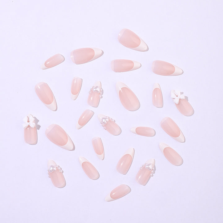 Kunstnagelset mit eleganten Perl- und Schleifenverzierungen Karnz