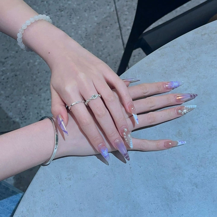 Künstlerisches Stiletto Press-On Nageldesign-Set mit floralen Elementen Karnz