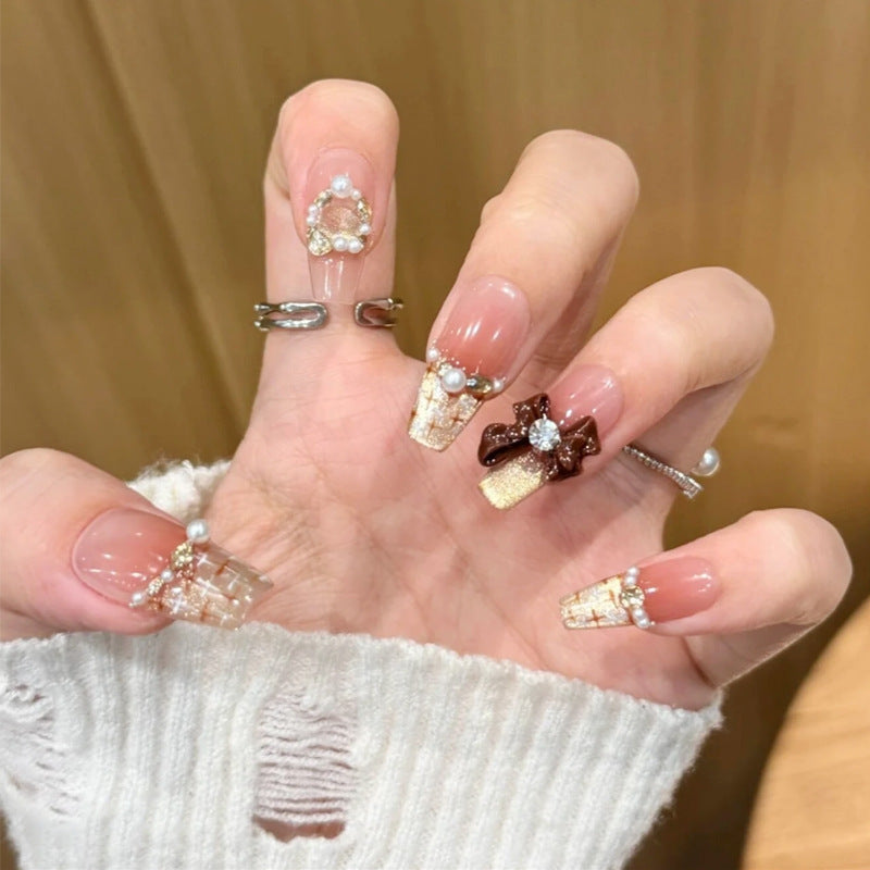 Kunstnagelset mit eleganten Applikationen Karnz