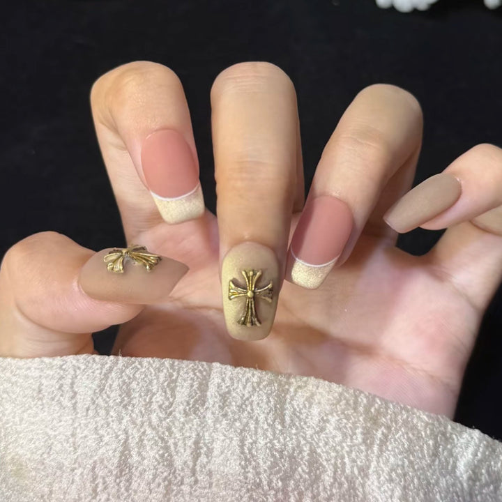 Kunstnagelset mit festlichem Geschenk-Design und eleganten Glitzer-Akzenten Karnz