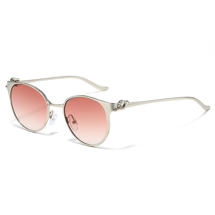 Elegante Cat-Eye-Sonnenbrille mit dekorativen goldenen Akzenten Karnz