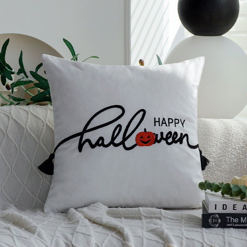 Quadratischer dekorativer Kissenbezug mit besticktem Happy‑Halloween‑Schriftzug, Kürbis‑Applikation und Quasten Karnz