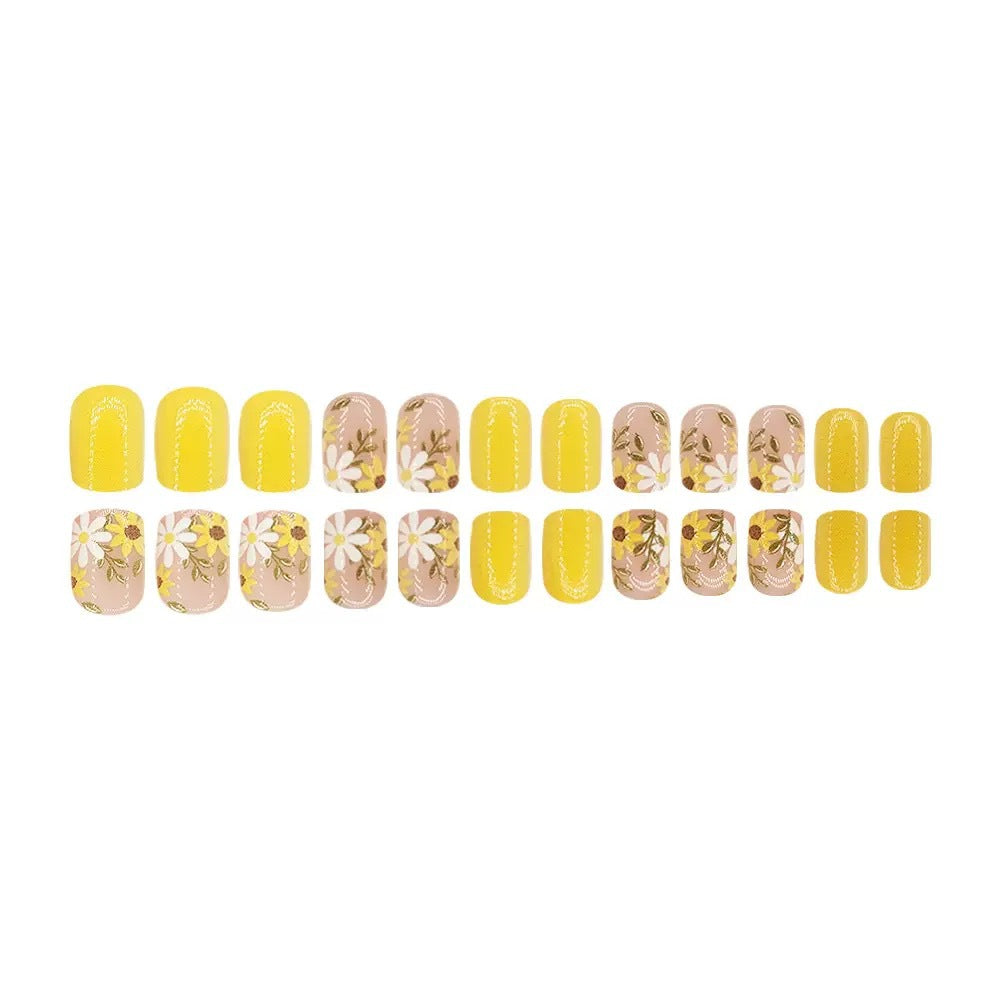 Kreatives Nageldesign-Set mit floralen Akzenten Karnz