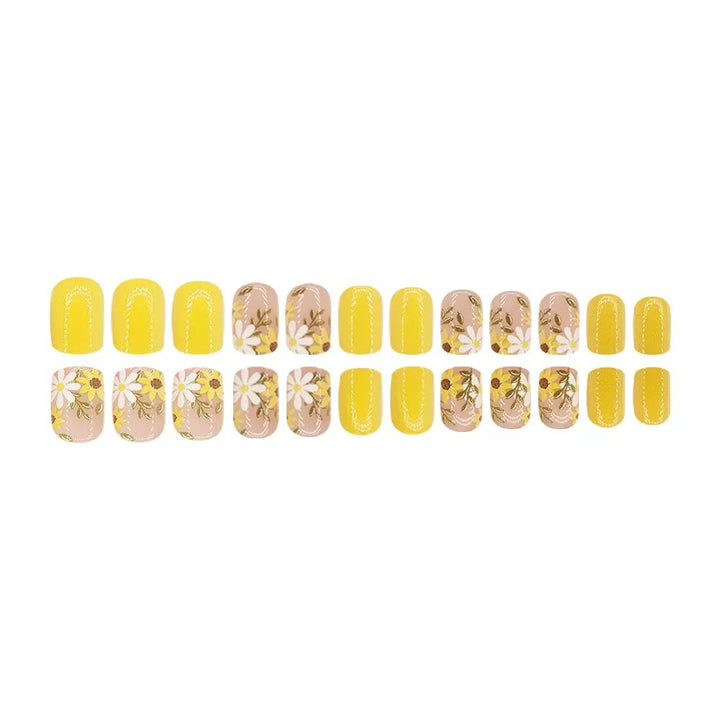 Kreatives Nageldesign-Set mit floralen Akzenten Karnz